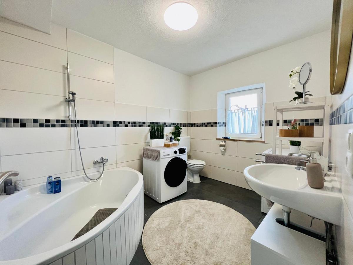 Moderne Ferienwohnung - ruhige&optimale Lage - inkl. Arbeitsplatz - Parkplatz - Küche - Netflix - für 4 Personen Bad Staffelstein Exterior foto