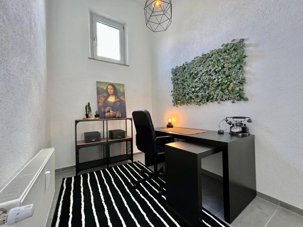 Moderne Ferienwohnung - ruhige&optimale Lage - inkl. Arbeitsplatz - Parkplatz - Küche - Netflix - für 4 Personen Bad Staffelstein Exterior foto